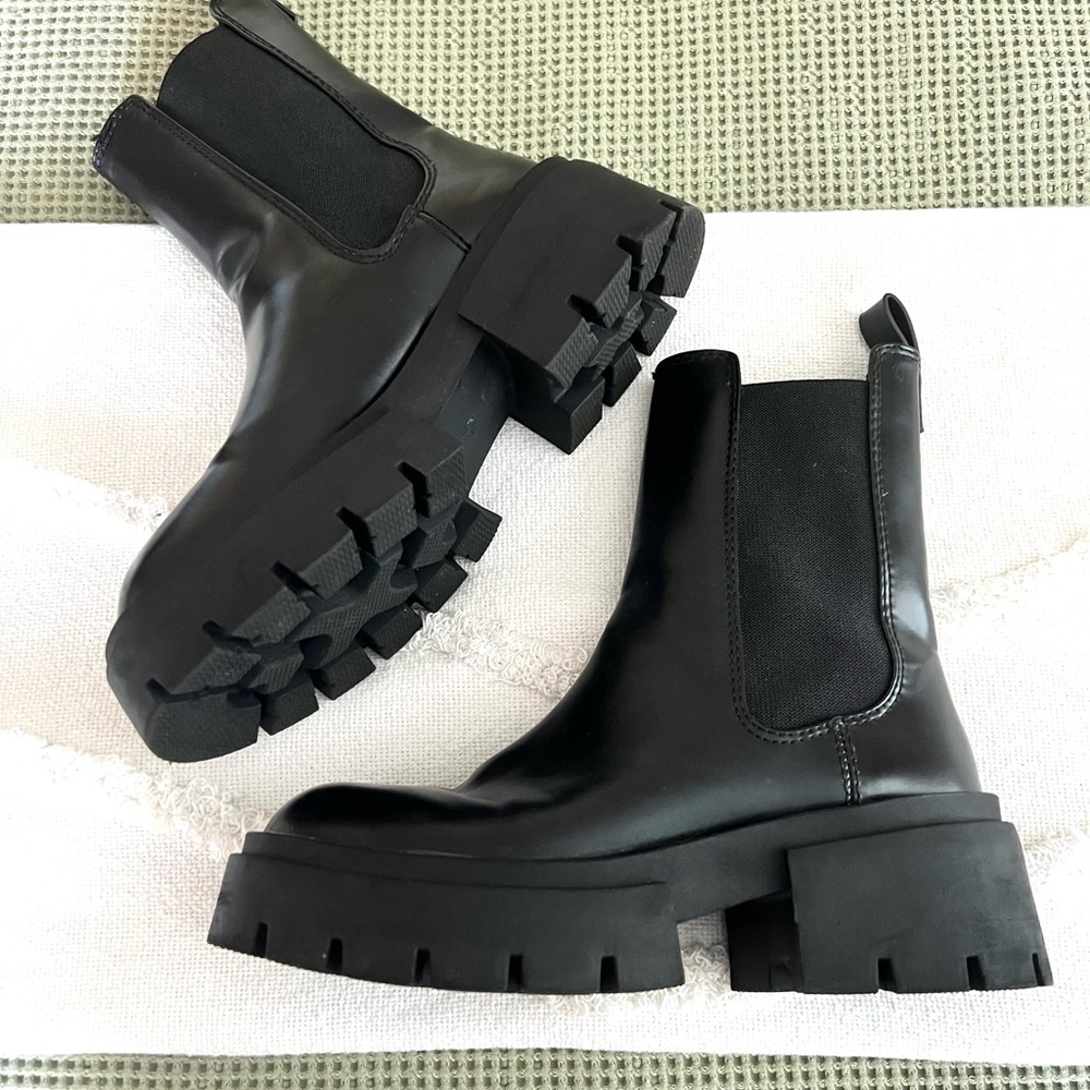 H&M Black chunky chelsea boots women’s (Size: 38/7)